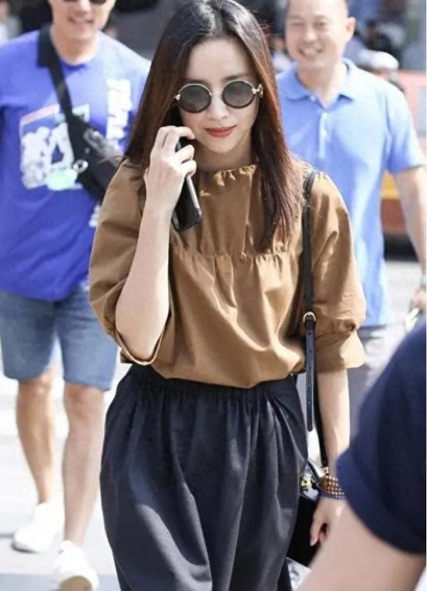 配资合作网 看了董洁的穿搭，我悟了：颜色要少、款式要简约，才更时髦高级