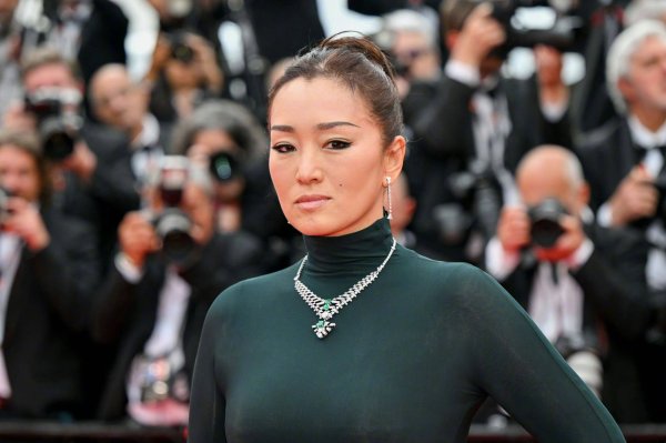 配资炒股导航 巩俐戛纳生图曝光，颈纹深到夹话筒，外媒镜头下皱纹比钻石抢镜！